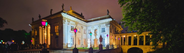 Pałac na Wyspie nocą. Budynek jest oświetlony.
