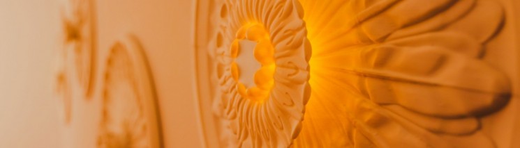 Okrągłe świecące rozety na ścianie. 